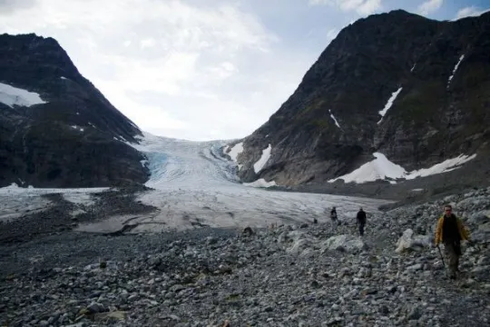Folk som går mot isbreen