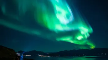 Personer som beundrer nordlyset over Tromsø