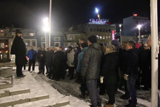 En gruppe mennesker samlet rundt guiden