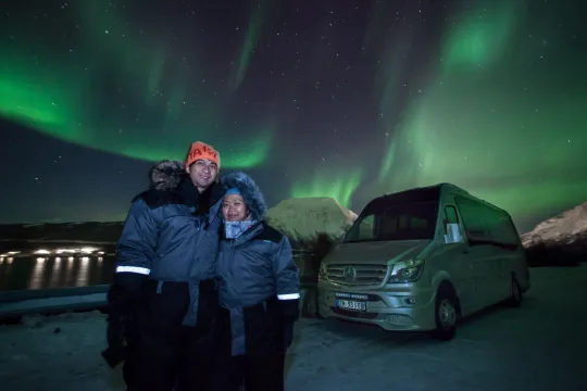Aurora bilder av gjester foran minibuss