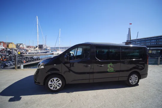 Van med logo parkert ved havna.