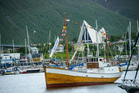 Hermes II og Ishavskatedralen
