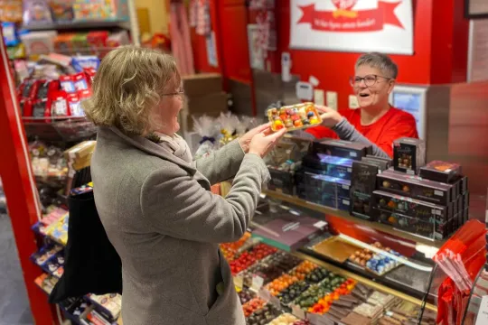 Guide tar i mot sjokolade fra butikkansatt