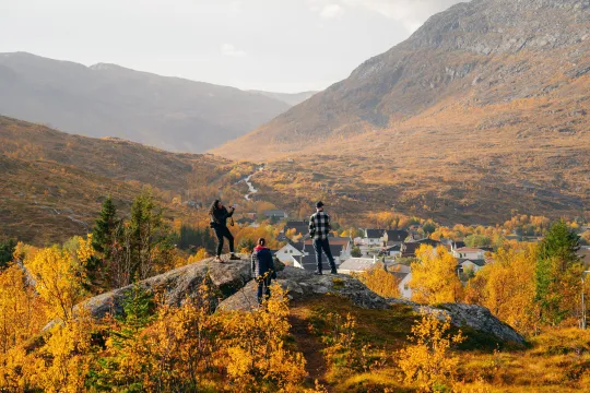 Gjester som ser utover landskapet