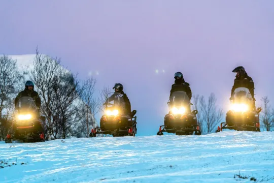 4 snøskutere på Camp Tamok.