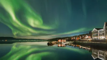 Nordlyset danser over Malangen Resort